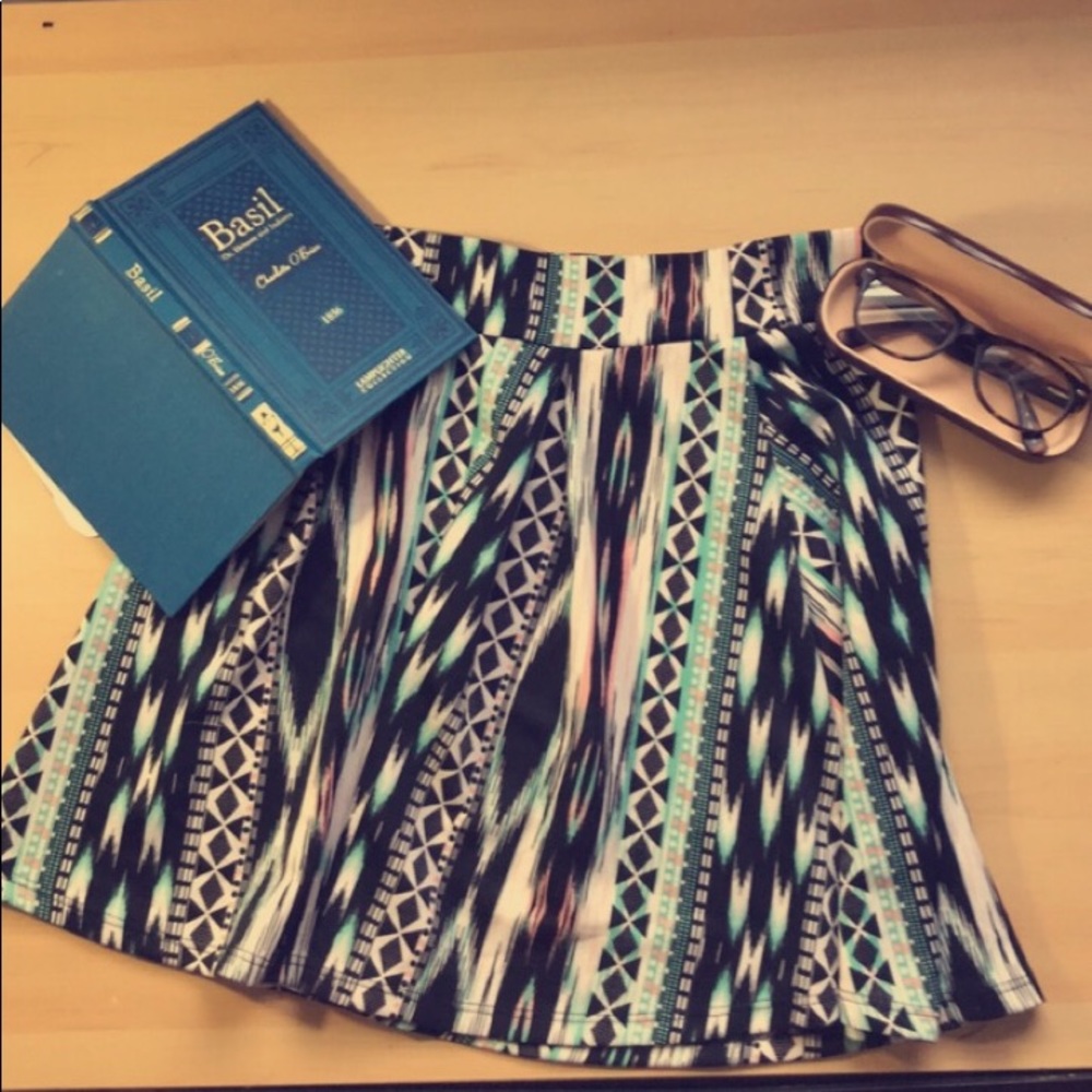 Geometric patterned skirt